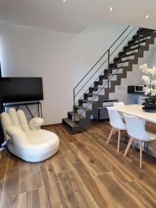 a living room with a table and chairs and a couch at Le Saphir - Centre - Confort - 6p - Rêve au Mans in Coulaines