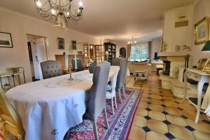 - une salle à manger avec une table et des chaises dans l'établissement Le Forestier - Nature - 10p - Rêve au Mans, à Bonnétable