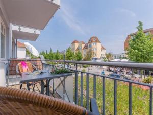 キュールングスボルンにあるStrandstrasse-32-Wohnung-17-755の通りの景色を望むバルコニー(テーブル付)