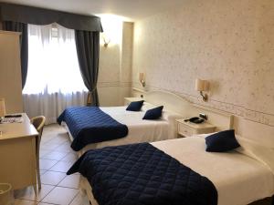 Postel nebo postele na pokoji v ubytování Hotel La Noce + 36 fotografií