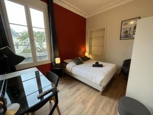 - une chambre avec un lit et une fenêtre dans l'établissement Le Grand Voyageur - Gare - 6 pers - Rêve au Mans, au Mans