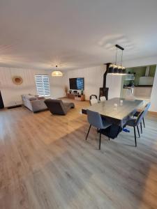 Posezení v ubytování Le Phénix - Piscine chauffée - 7pers- Rêve au Mans