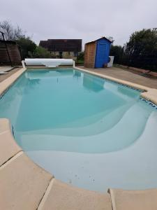 ein großer Pool mit blauem Wasser in der Unterkunft Le Phénix - Piscine chauffée - 7pers- Rêve au Mans in La Suze-sur-Sarthe