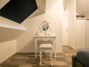 Un tocador con un espejo y un taburete. en Liris - Hyper Centre - Wifi - 4 personnes - Rêve au Mans, en Le Mans 5 fotos más