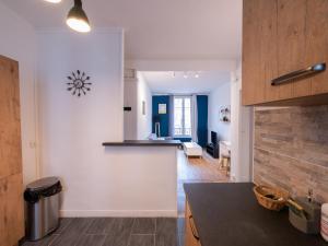 eine Küche und ein Wohnzimmer mit einer Arbeitsplatte in der Unterkunft L'Escapade - Gare - Wifi - 6 personnes - Rêve au Mans in Le Mans
