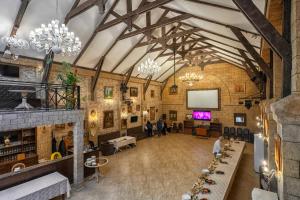 una vista aérea de una habitación grande con gente en ella en Vintage Art Hotel en Odesa