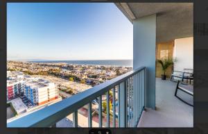 balcone con vista sulla città e sull'oceano di Great & Comfy 2BDR Redondo Beach a Redondo Beach