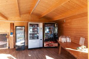 un magasin avec deux distributeurs automatiques et un mur en bois dans l'établissement Ferienhof Willi, 