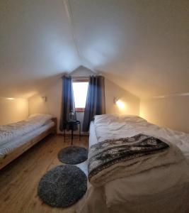 En eller flere senger på et rom på Laukvik Senja