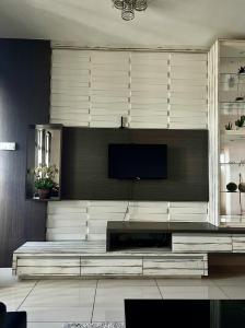 TV a/nebo společenská místnost v ubytování KBCC Service Apartment Homestay + 33 fotografií