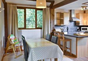 cocina y comedor con mesa y sillas en Finest Retreats - Little Dunley - Acorn Cottage en Bovey Tracey