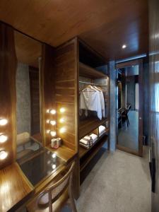 een badkamer met een wastafel en een bureau met een spiegel bij Batatu Resort - Adults Only in Kuta Lombok