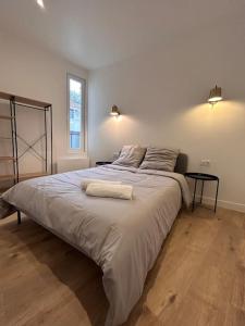 ein Schlafzimmer mit einem großen Bett mit zwei Handtüchern darauf in der Unterkunft Appartement 4 lits • Tout neuf in Montreuil