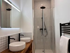 ein Badezimmer mit zwei Waschbecken und einer Glasdusche in der Unterkunft Appartement 4 lits • Tout neuf in Montreuil