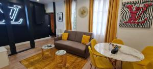 Televízia a/alebo spoločenská miestnosť v ubytovaní 158 - Urban Louis Vuitton Flat in Montorgueil