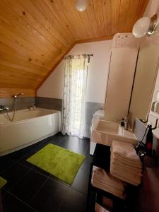 斯麥瑞克的住宿－Kruszyna - domek z widokiem na połoniny，带浴缸、水槽和浴缸的浴室