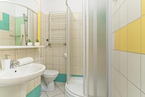 La salle de bains est pourvue d'un lavabo, de toilettes et d'une douche. dans l'établissement Ośrodek WOJKÓW Kowary koło Karpacza, à Kowary