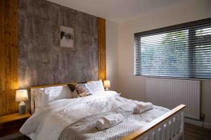ein Schlafzimmer mit einem Bett mit zwei Handtüchern darauf in der Unterkunft Cross Lane Cottage in Pudsey