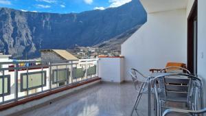 balcón con sillas y vistas a las montañas en Apartamentos El Valle, en La Frontera