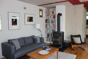 ein Wohnzimmer mit einem Sofa und einem Holzofen in der Unterkunft Stadtvilla in Murnau am Staffelsee
