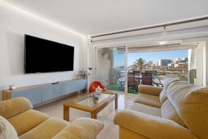 ein Wohnzimmer mit 2 Sofas und einem Flachbild-TV in der Unterkunft Luxury in Puerto Marina in Benalmádena