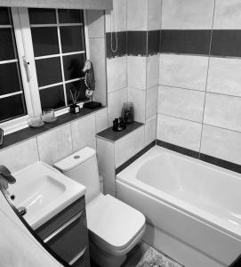 Een badkamer bij The Lake House, Woking
