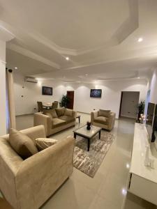 Μια τηλεόραση ή/και κέντρο ψυχαγωγίας στο New 3 bedroom apartment in a private estate lekki