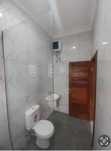 Ένα μπάνιο στο New 3 bedroom apartment in a private estate lekki