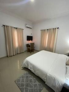 Ένα ή περισσότερα κρεβάτια σε δωμάτιο στο New 3 bedroom apartment in a private estate lekki