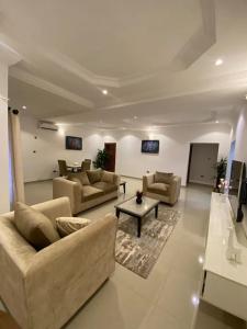 Μια τηλεόραση ή/και κέντρο ψυχαγωγίας στο New 3 bedroom apartment in a private estate lekki +14 φωτογραφίες