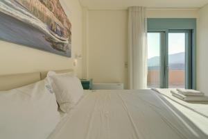 Кровать или кровати в номере Ouzo Panoramic Houses 1, with private pool