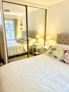 Charming 2 Beds in Chelsea By Earl's Court Station tesisinde bir odada yatak veya yataklar