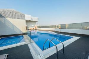 una gran piscina en la parte superior de un edificio en TIME Onyx Hotel Apartments en Dubái