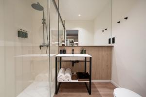 グラナダにあるメリア グラナダのバスルーム(ガラス張りのシャワー、シンク付)