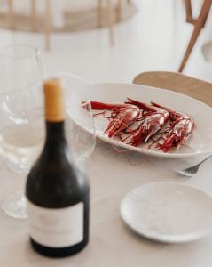 グラナダにあるメリア グラナダのカニ皿の横にワイン1本
