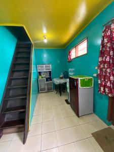 eine Küche mit einer Treppe und einem Tisch in einem Zimmer in der Unterkunft Villa Sunda Ciwidey in Nempel