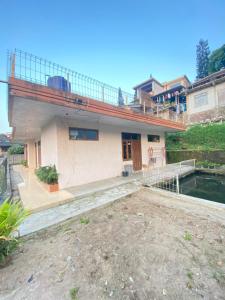 una casa con balcone e piscina di Villa Sunda Ciwidey a Nempel