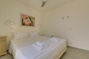 Кровать или кровати в номере Ouzo Panoramic Houses 1, with private pool