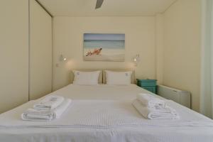 Кровать или кровати в номере Ouzo Panoramic Houses 1, with private pool
