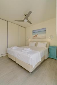 Кровать или кровати в номере Ouzo Panoramic Houses 1, with private pool