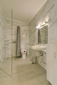 Ванная комната в Ouzo Panoramic Houses 1, with private pool