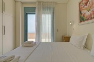Кровать или кровати в номере Ouzo Panoramic Houses 1, with private pool