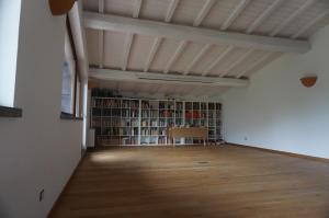 een lege kamer met een boekenplank met boeken bij Agriturismo la Romanella in Viterbo