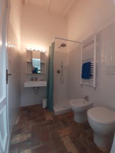 uma casa de banho com um WC, um lavatório e um chuveiro em Agriturismo la Romanella em Viterbo