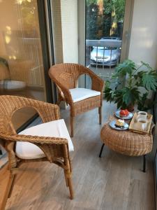 eine Terrasse mit 2 Stühlen und einem Tisch mit einem Tisch in der Unterkunft Studio Belle Rive in Le Pecq