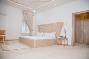 Säng eller sängar i ett rum på Sakasa hotel and suites