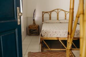 a bedroom with a bed with a wooden frame at Pousada Nel Blu in Itaparica