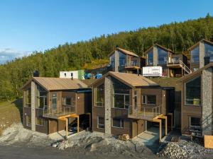 um grupo de casas no topo de uma colina em Ny hytte, fantastisk utsikt rett ved Vestlia em Geilo