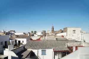 einen Blick auf die Dächer von Gebäuden in einer Stadt in der Unterkunft Private Spa in Kangen House Jerez in Jerez de la Frontera