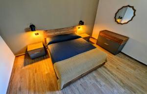 sypialnia z dużym łóżkiem i lustrem w obiekcie Sea Lion w mieście Trani